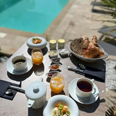 L'uzanges فندق مبيت وإفطار Lussan (Gard)