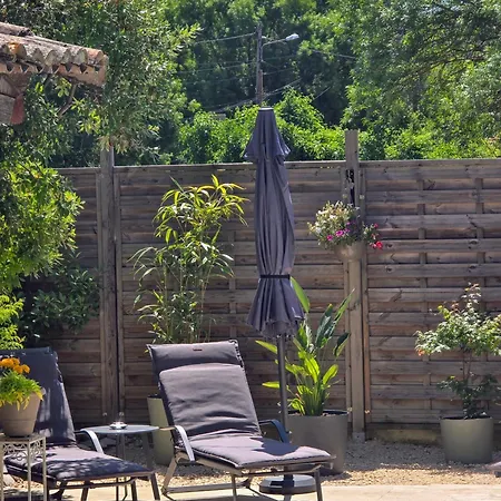 L'uzanges فندق مبيت وإفطار Lussan (Gard)